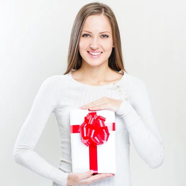 Vrouw met geschenkdozen — Stockfoto