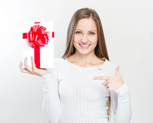 Vrouw met geschenkdoos — Stockfoto