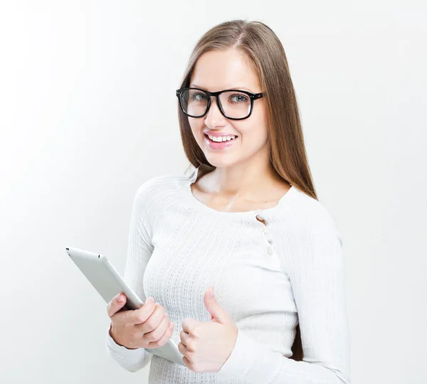 Mujer sosteniendo la tableta pulgares arriba —  Fotos de Stock