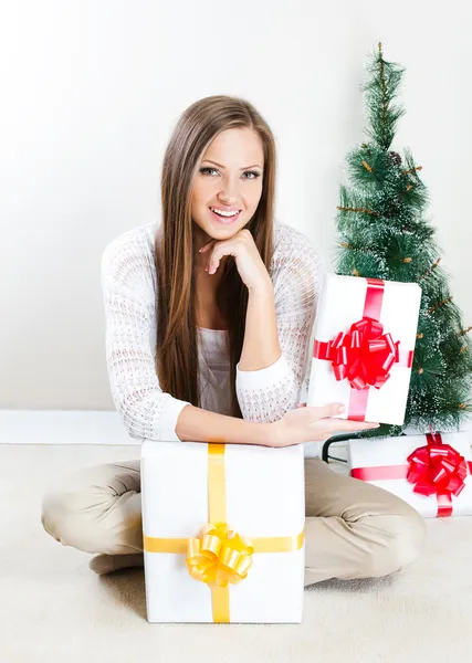 Vrouw met kerstcadeaus — Stockfoto