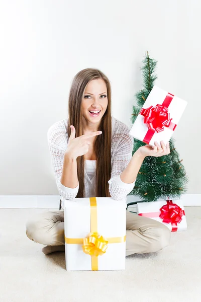 Žena s vánočními dárky — Stock fotografie