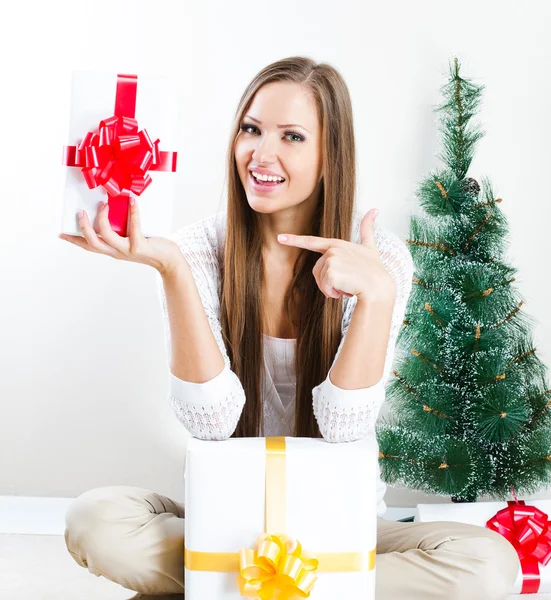 Mujer con regalos de Navidad — Foto de Stock