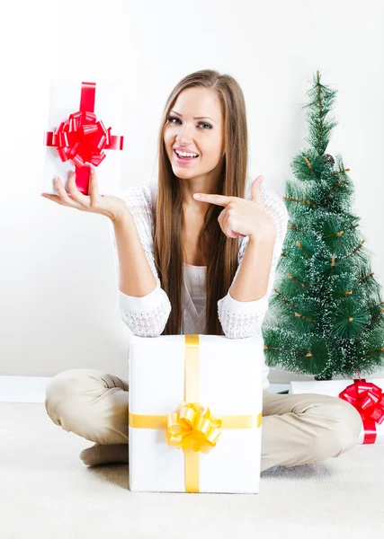 Женщина с рождественскими подарками — стоковое фото
