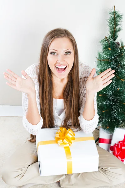 Mujer con regalos de Navidad sorprendente — Foto de Stock