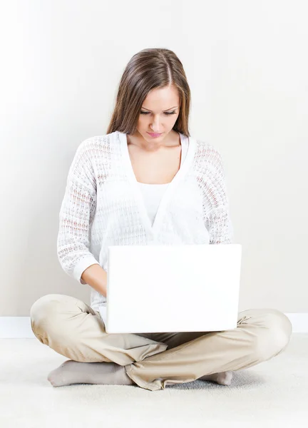 Woman with laptop — Stock Photo, Image