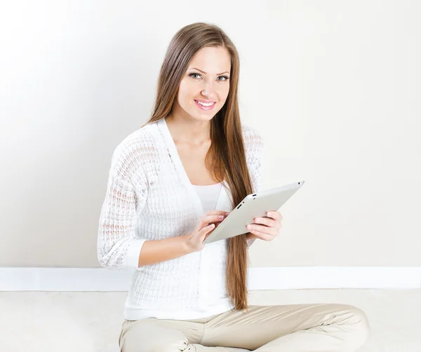 Frau mit Tablet — Stockfoto