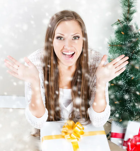 Mulher com presentes de Natal — Fotografia de Stock