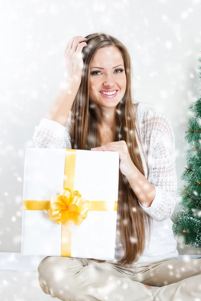Woman with christmas gift — Stock Photo, Image