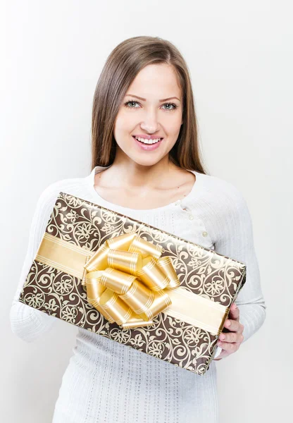 Vrouw met kerstcadeau — Stockfoto