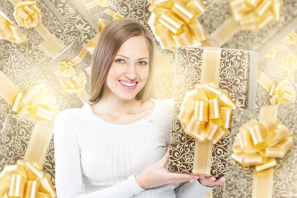Nő karácsonyi ajándékkal — Stock Fotó
