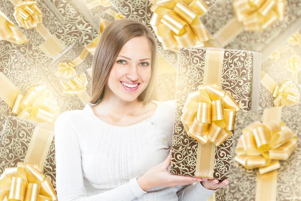 Mujer con regalo de Navidad —  Fotos de Stock