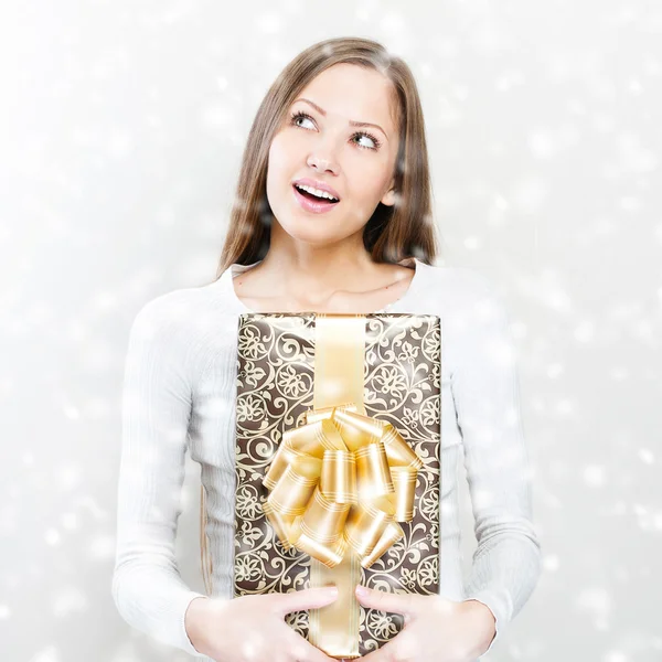 Mulher com presente de Natal — Fotografia de Stock