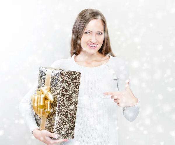 Žena s vánočním dárkem — Stock fotografie