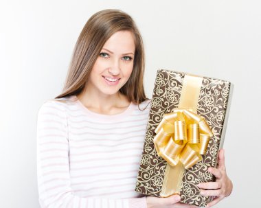 hediye kutusu tutan kadın