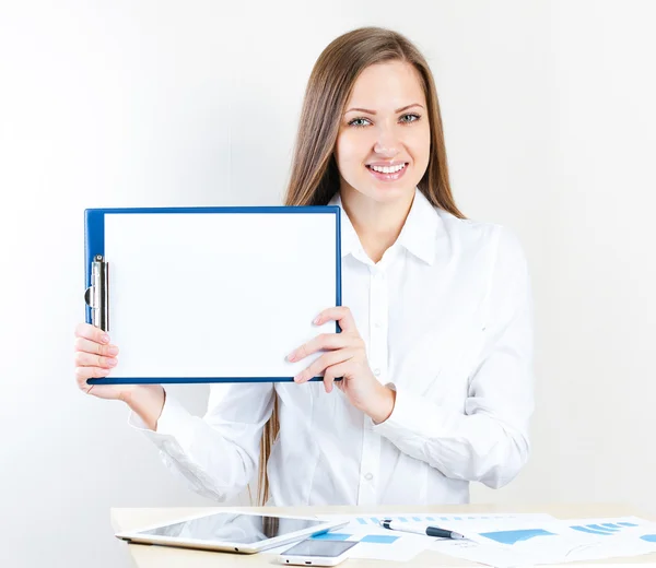 Zakenvrouw met map — Stockfoto