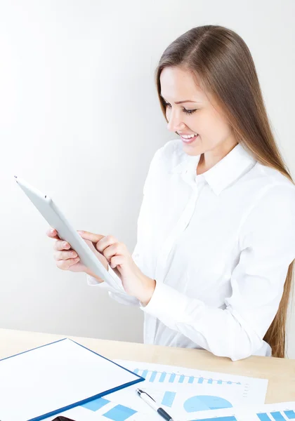 Donna d'affari utilizzando tablet — Foto Stock