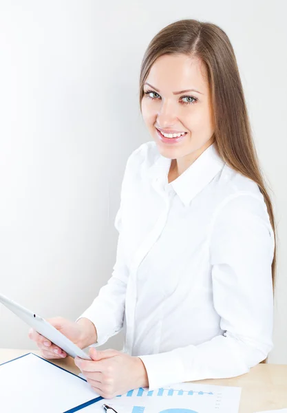 Mujer de negocios utilizando tableta — Foto de Stock