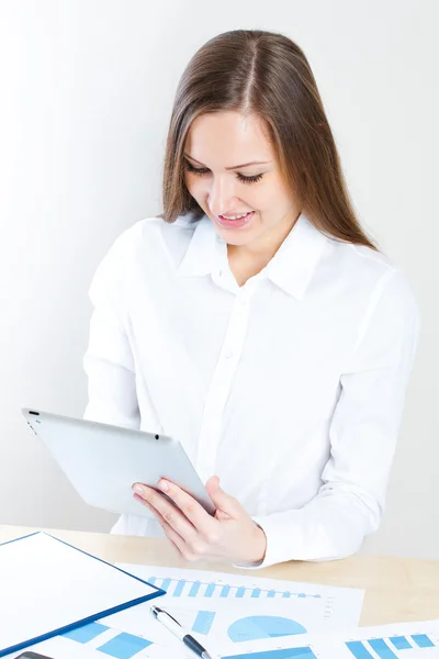 Mujer de negocios utilizando tableta —  Fotos de Stock