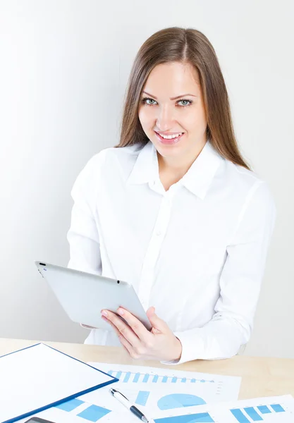 Mujer de negocios utilizando tableta —  Fotos de Stock