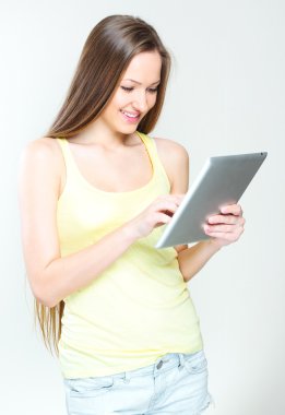tablet bilgisayar tutan genç kadın