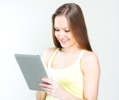 tablet bilgisayar tutan genç kadın