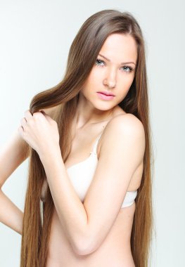 güzel genç kadın ile şık uzun parlak saçlar
