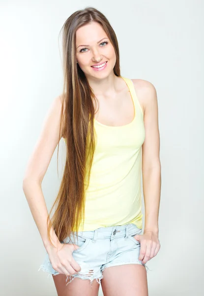 Portrait of a beautiful young brunette girl dressed trendy. — Stock Photo, Image