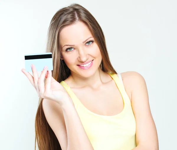 Mulher segurando cartão de crédito — Fotografia de Stock
