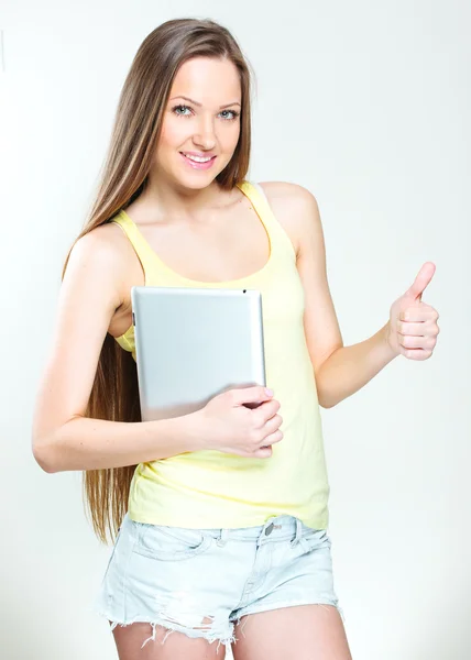 Ung kvinna med tablet PC — Stockfoto