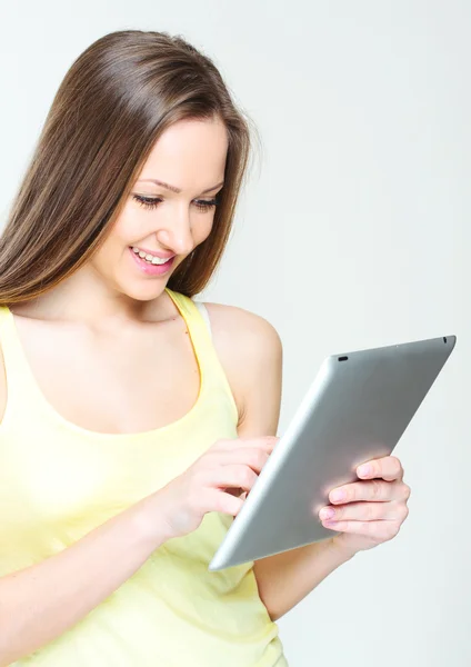 Mladá žena drží tabletový počítač — Stock fotografie
