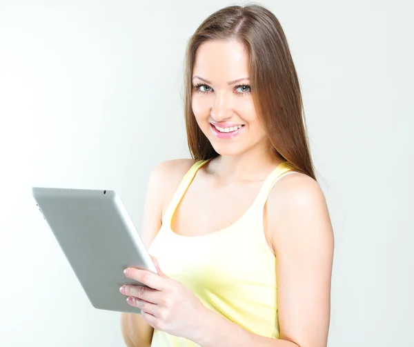 Młoda kobieta posiadania komputera typu tablet — Zdjęcie stockowe