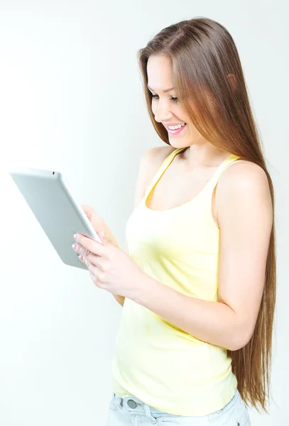 Junge Frau hält Tablet-Computer in der Hand — Stockfoto