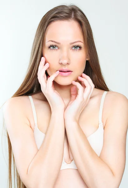 Mooie vrouw met schoonheid gezicht en schoon — Stockfoto