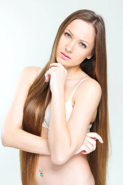 Schöne junge Frau mit eleganten langen, glänzenden Haaren — Stockfoto