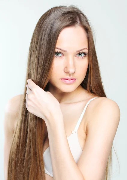 Beautiful young woman with elegant long shiny hair — Stock Photo, Image