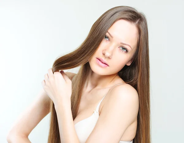 Mulher bonita com cabelo longo e brilhante elegante — Fotografia de Stock