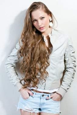 güzel moda model trendy poz giyinmiş.