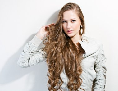 güzel bir genç esmer kız portresi şık giyinmiş. Burak