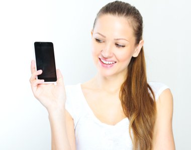 Gülümseyen güzel kadın cep telefonu üzerinde konuşurken portresi