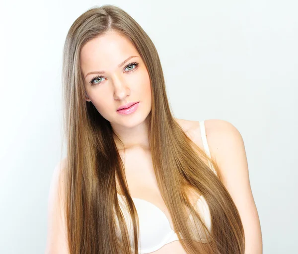 Hermosa mujer con cabello largo saludable —  Fotos de Stock