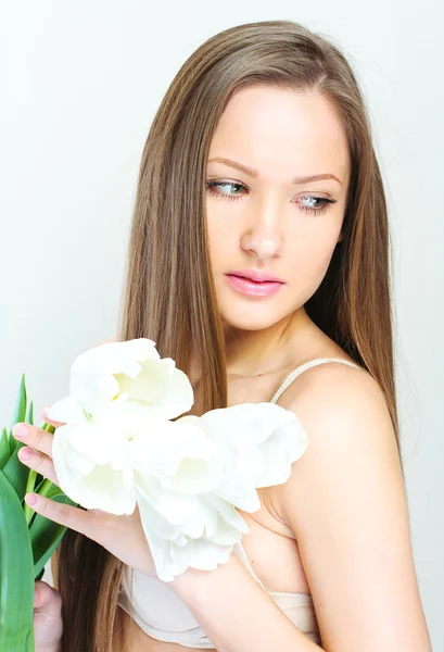 Retrato de una hermosa mujer con flores. —  Fotos de Stock