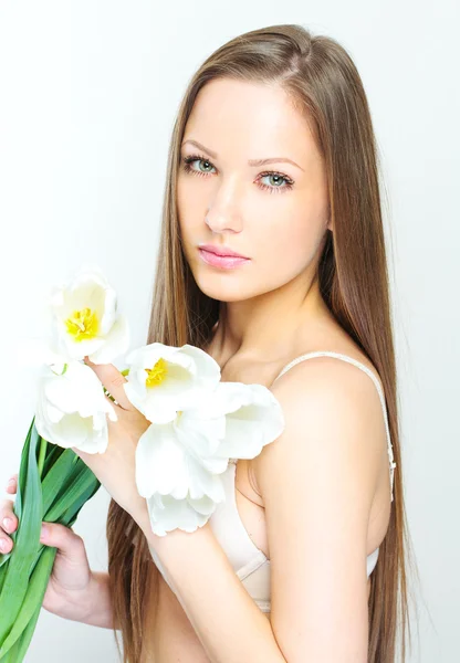 Retrato de una hermosa mujer con flores. —  Fotos de Stock