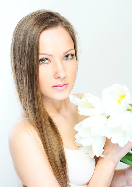 Porträt einer schönen Frau mit Blumen. — Stockfoto