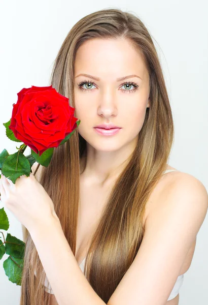 Portret pięknej kobiety z kwiatami. — Zdjęcie stockowe