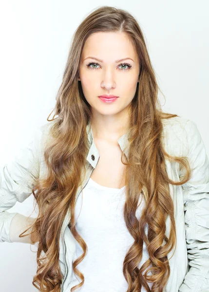 Retrato de mujer de estilo casual joven — Foto de Stock