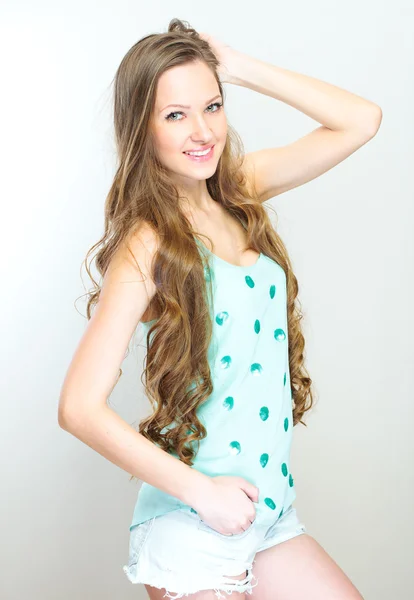 Fashion model poseren. jonge gezonde vrouw glimlachend . — Stockfoto