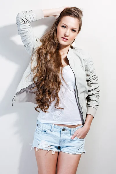 Porträtt av en vacker ung brunett flicka klädd trendiga. fash — Stockfoto