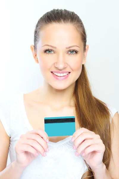 ビジネスの女性保有クレジット カード — ストック写真