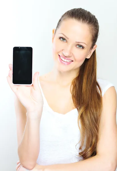 Porträtt av leende vacker kvinna talar i mobiltelefon — Stockfoto