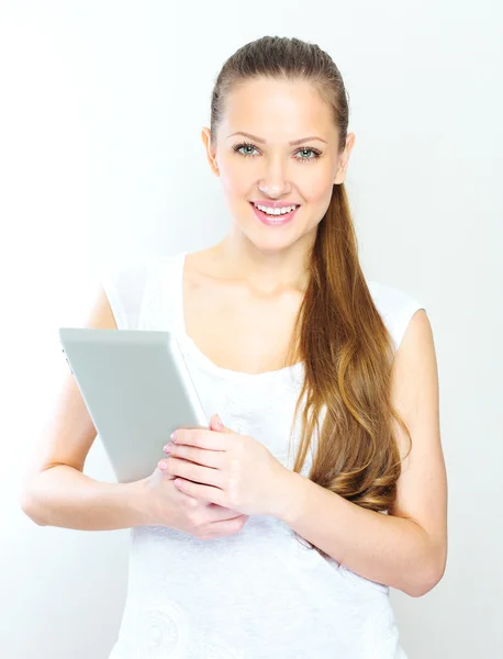 Mladá žena drží tabletový počítač — Stock fotografie